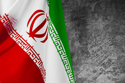 عکس رایگان پرچم پارچه ای ایران از نمای نزدیک با زمینه تیره